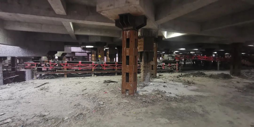 虹桥进口商品展示交易中心(二期)188天成功实现结构封顶