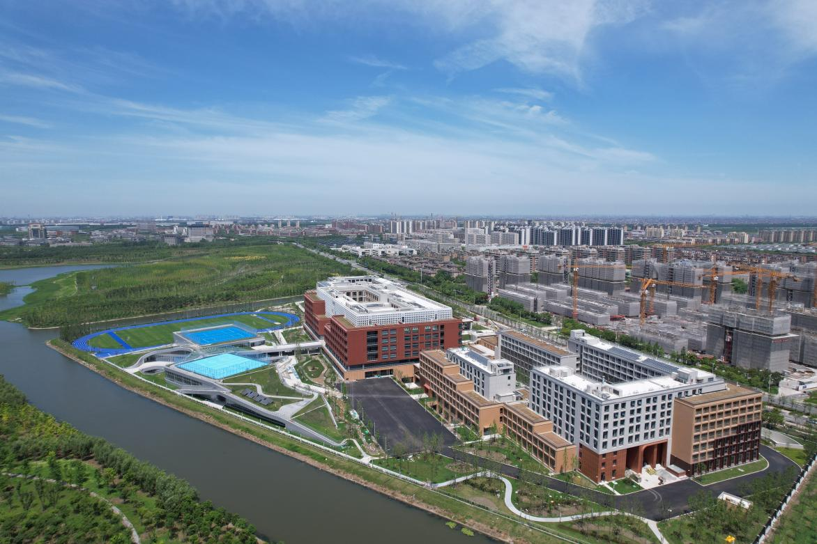 建筑时报丨助力临港新片区教育事业品质提升 上海建工二建集团上海中学东校高中部项目即将投入使用